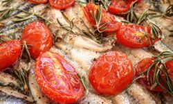 Due ricette per sentirsi in Grecia: ladenia e alici al forno