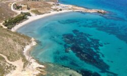 E se vi dicessi che c’è un’isola greca raggiungibile con volo diretto che non conoscete?